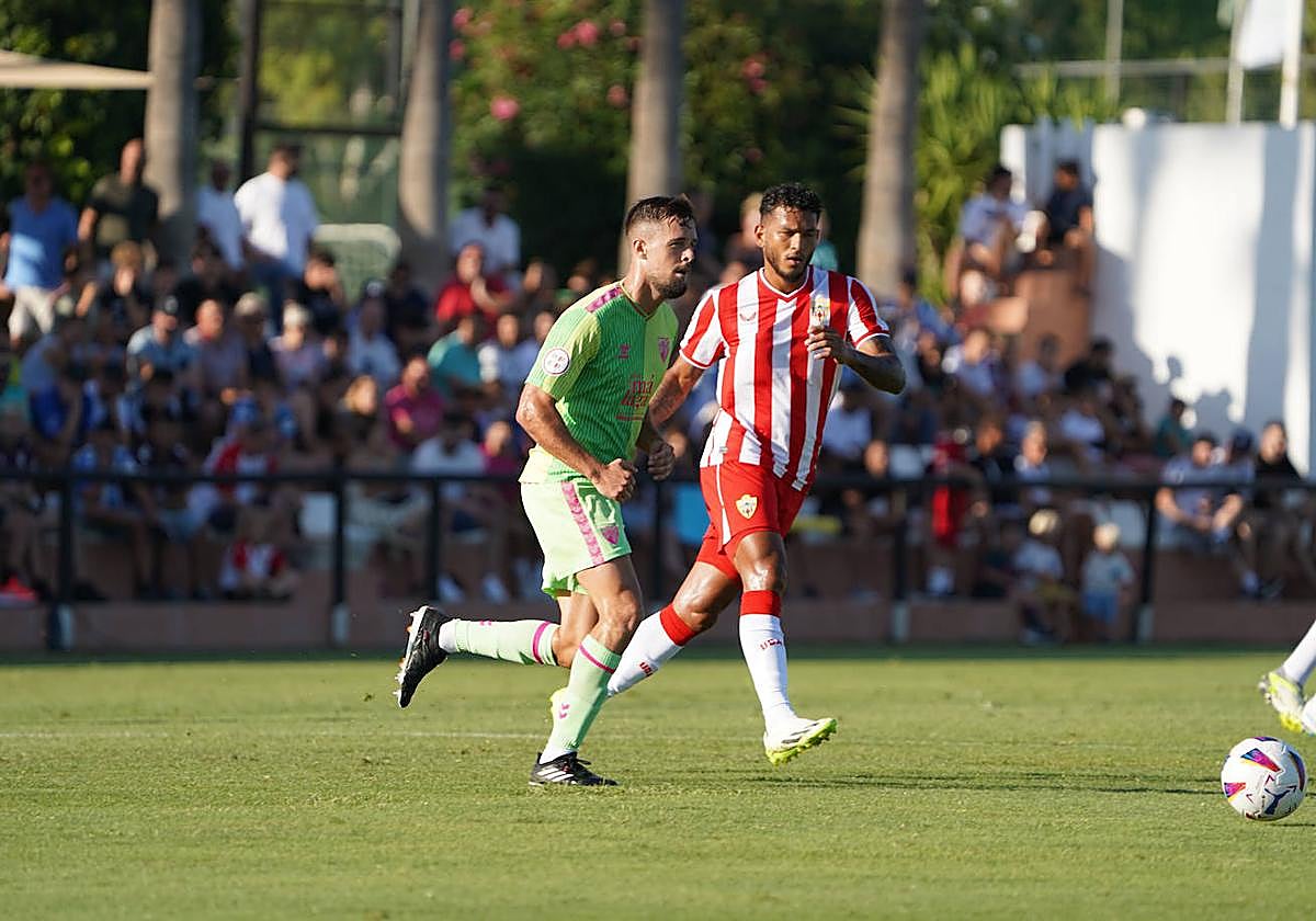 Luis Suárez presiona el inicio del ataque malagueño.