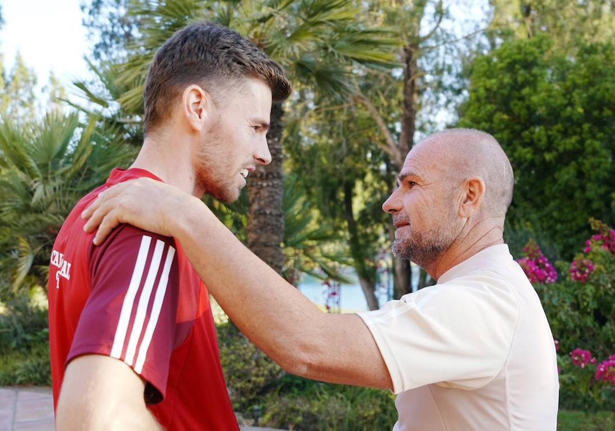 Paco López da la bienvenida a Gerard Gumbau.