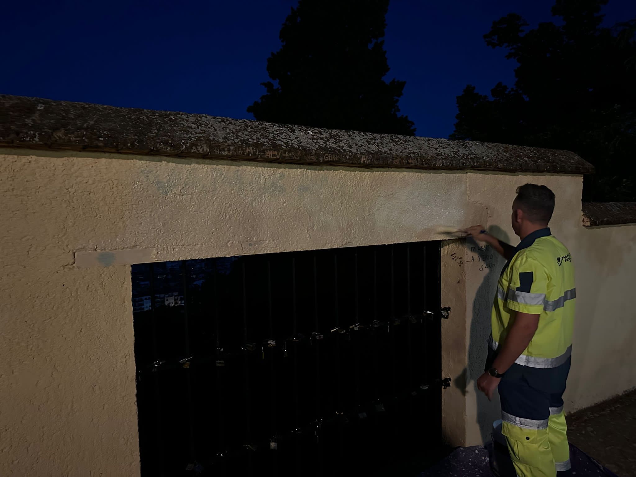 Un operario de Inagra elimina la pintada del mirador.