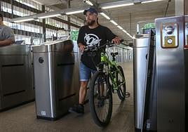 Bicicletas en el metro.