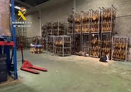 Los falsos jamones y las paletas de pata negra interceptados.