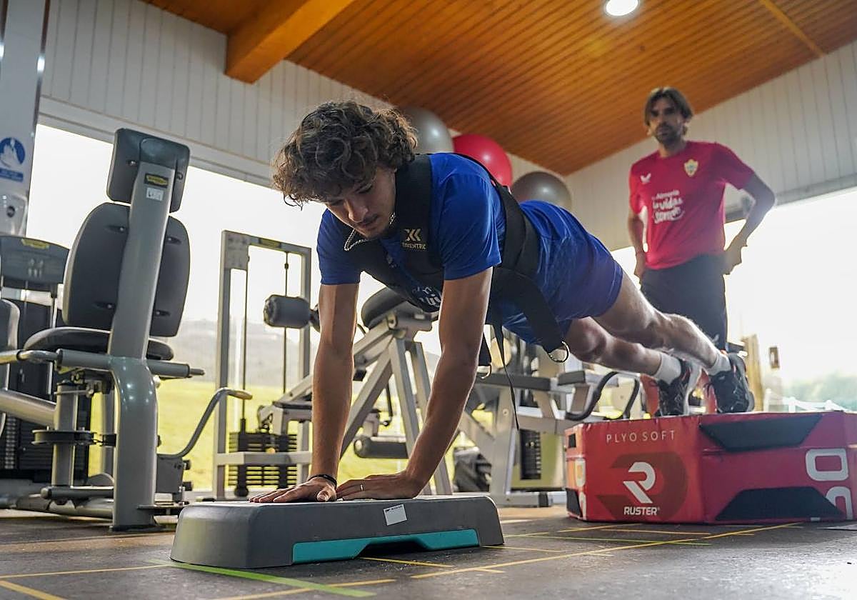 Gui Guedes haces ejercicios en el gimnasio en presencia de Dani Pendín.