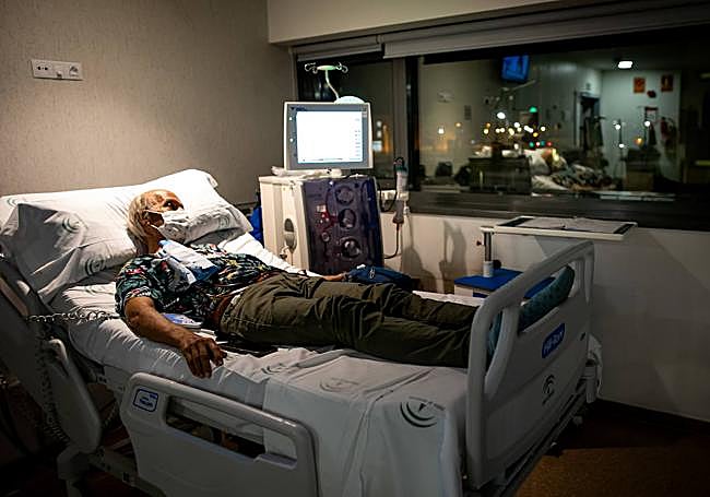 Benjamín observa a través de la ventana mientras la máquina de diálisis limpia su sangre.