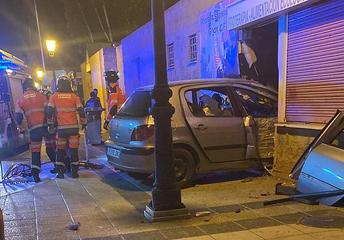 El coche empotrado contra la tienda.