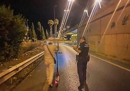 Momento en el que un policía incercepta a un usuario de patinente en Granada circulando ebrio.