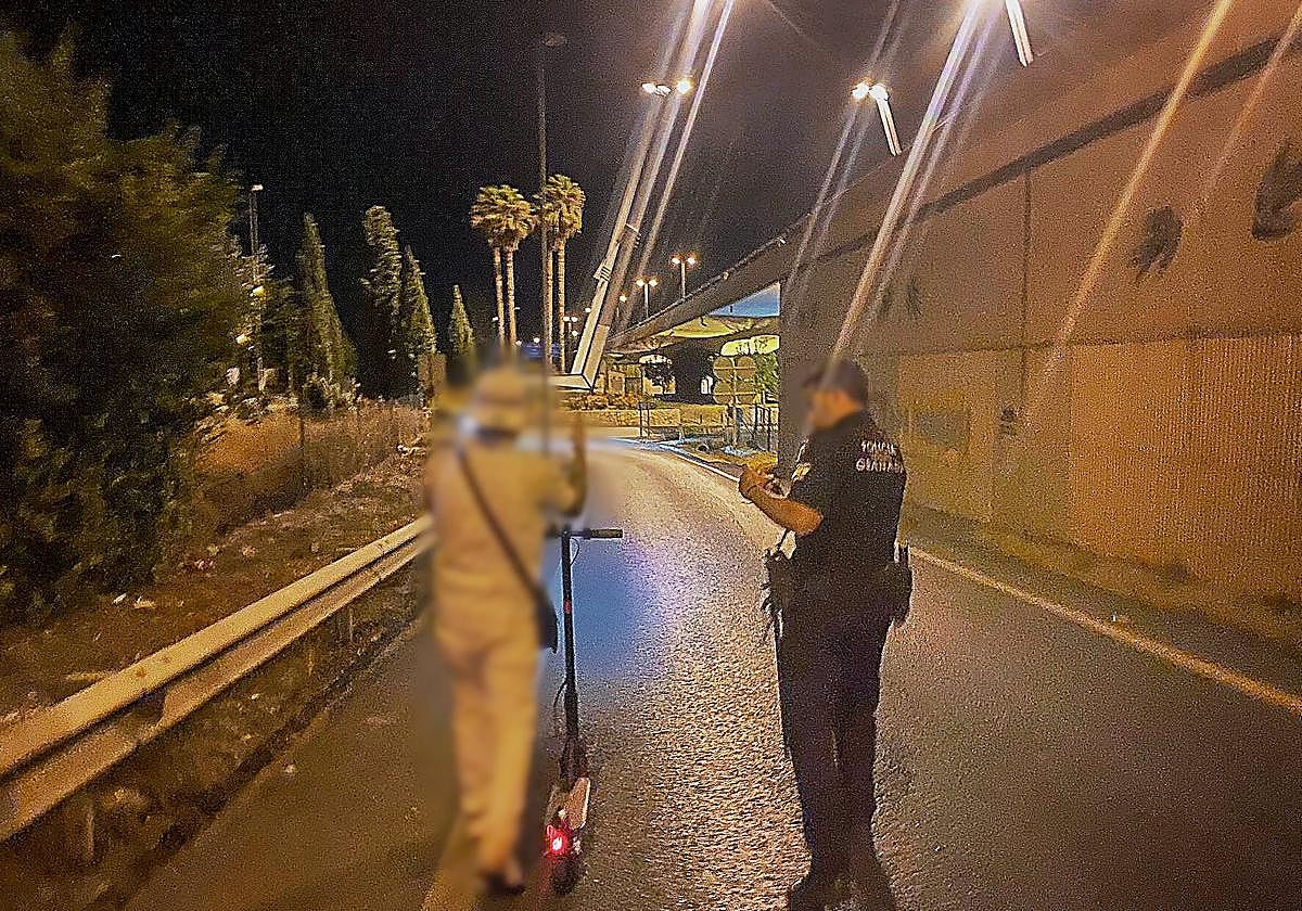 Momento en el que un policía incercepta a un usuario de patinente en Granada circulando ebrio.