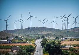 Molinos eólicos de uno de los parques que funciona ya en Caniles, en el límite entre Almería y Granada.