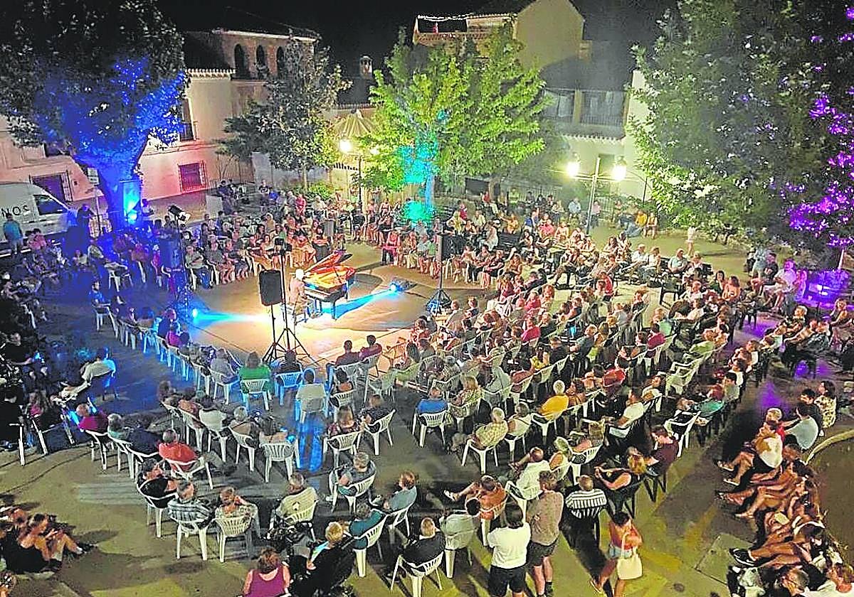 Uno de los conciertos del FIAPMSE, en la plaza de Nigüelas.