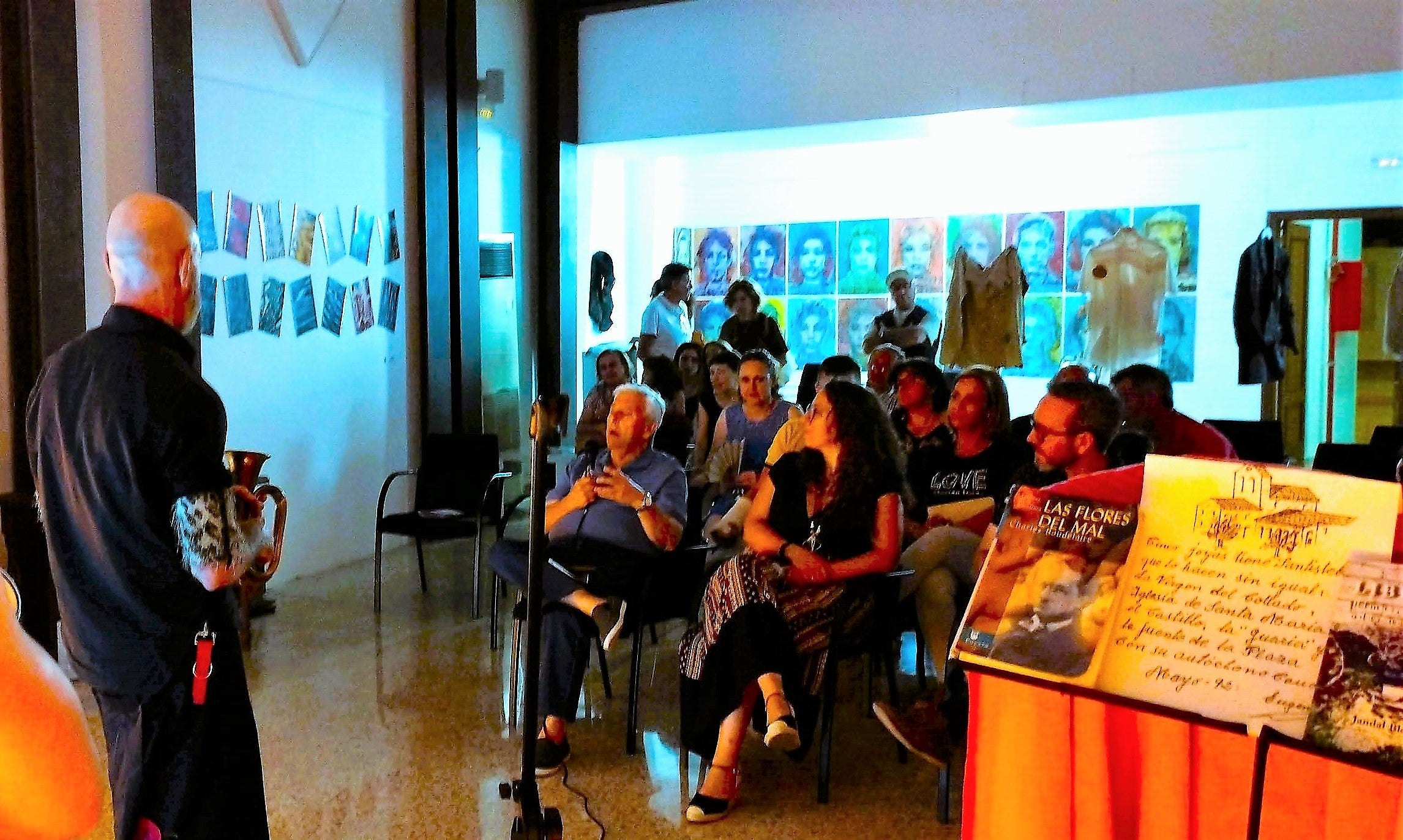 Charla participativa durante la inaguración.