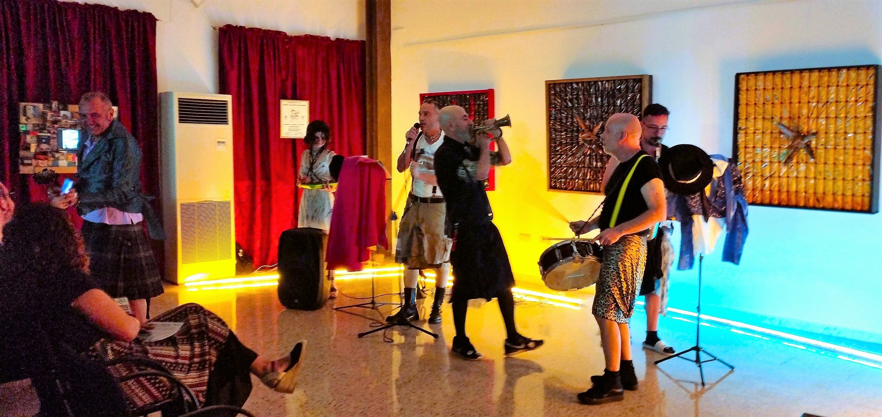 Miembros del colectivo Mc Kuadrilla durante una performance.