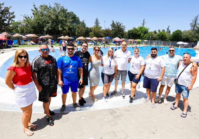 El equipo de trabajo de la piscina de Almanjáyar.