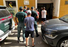 La Guardia Civil junto a los detenidos.