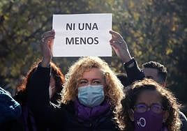 Cada semana se produce una violación en Almería, donde 2.600 mujeres viven con protección policial