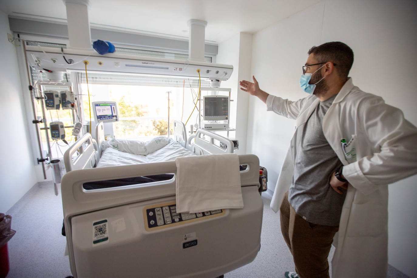 Box de la Unidad de Cuidados Intensivos renovado en el Hospital Santa Ana de Motril.