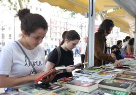 Jóvenes miran libros.