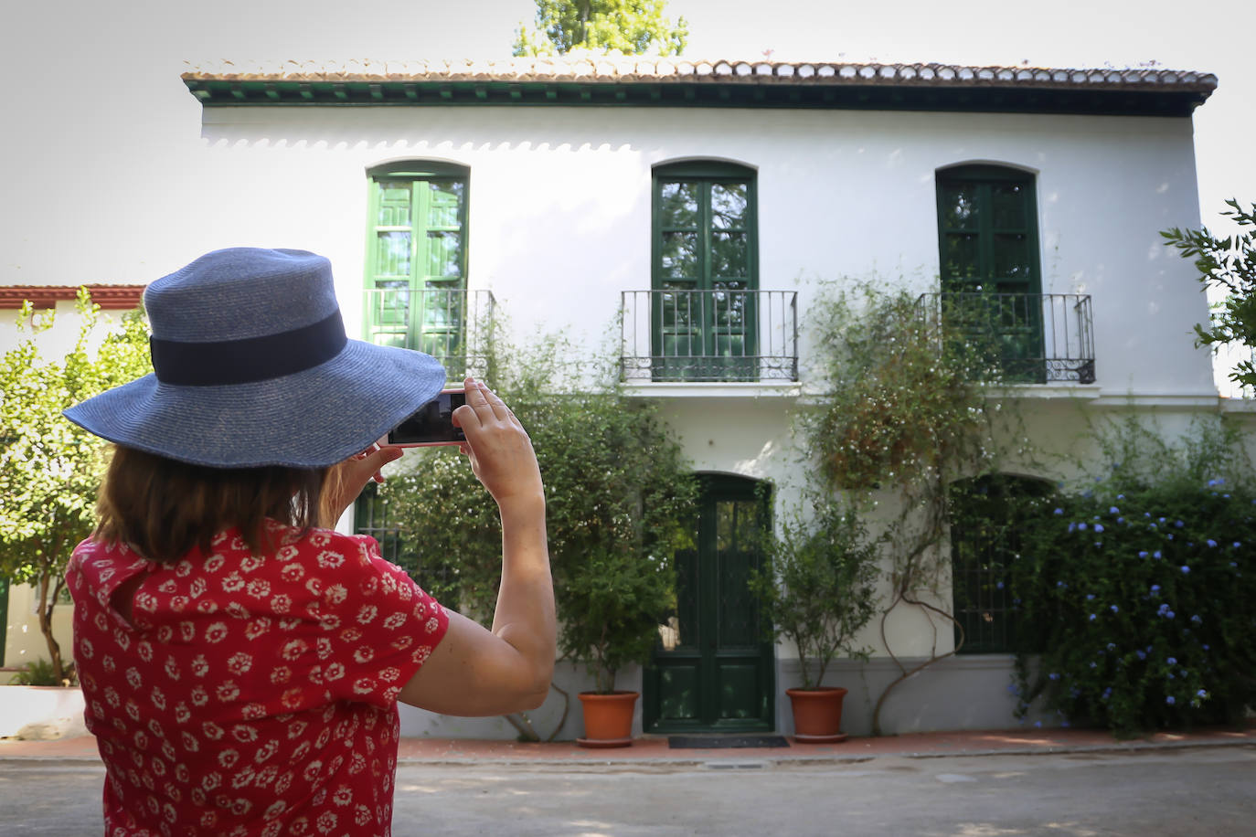 Turista fotografiando la Huerta de San Vicente.