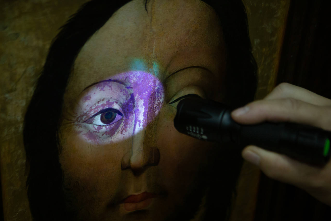 Haz ultravioleta para examinar capas pictóricas.