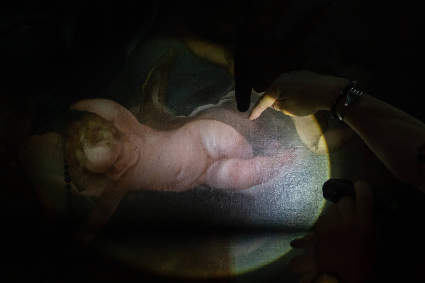 Pierna de ángel corregida por Bocanegra en su Virgen del Rosario.