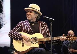 Joaquín Sabina, con su guitarra, en el recinto ferial ubetense.