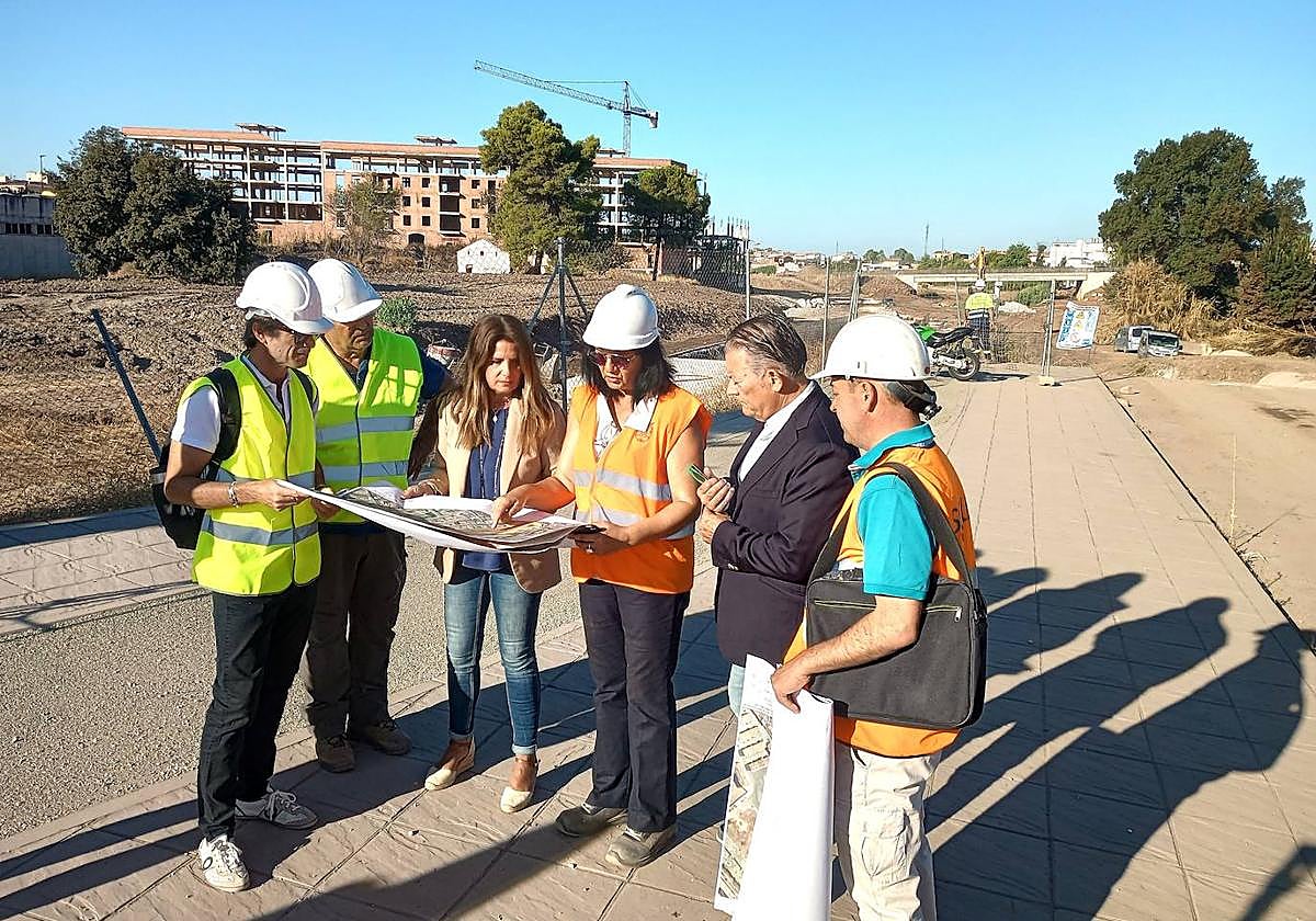 Visita de la alcaldesa y el primer teniente de alcalde a las obras del arroyo Periquito Melchor.
