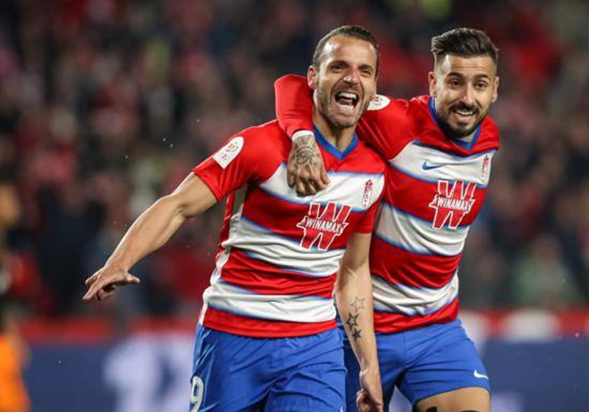 Soldado celebra con Vadillo un gol al Valencia en Copa.