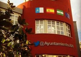 Fachada del Ayuntamiento de Jun que ahora será cambiada.