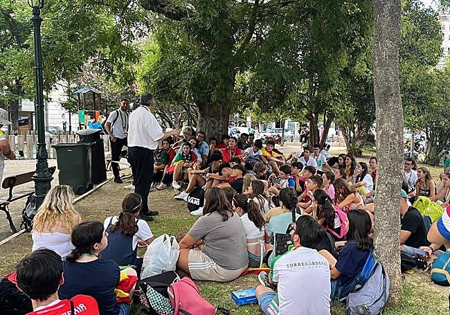 El obispo Antonio Gómez Cantero, charla con un grupo de jóvenes durante la Jornada Mundial de la Juventud.