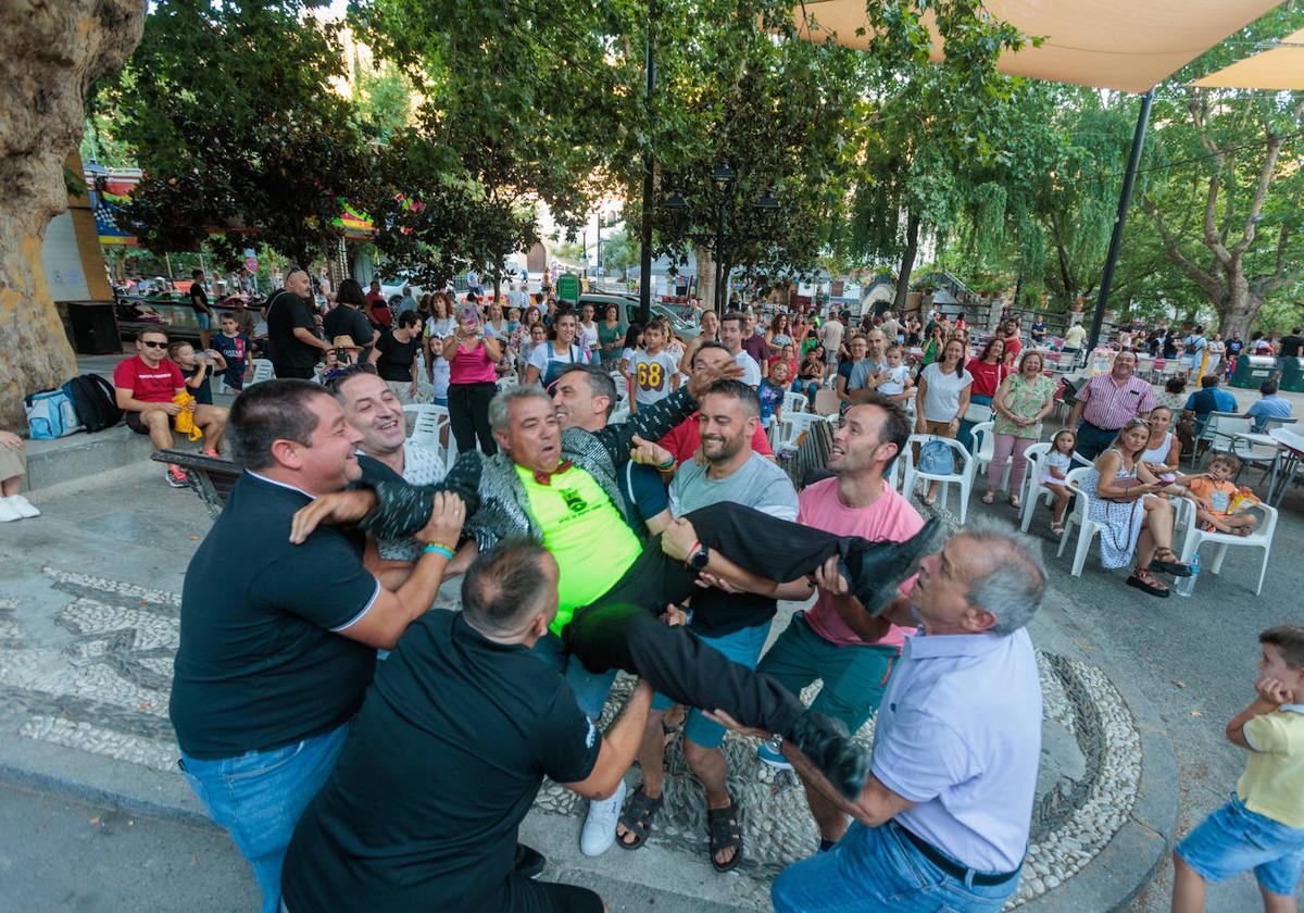 Juan Alcázar manteado por sus vecinos