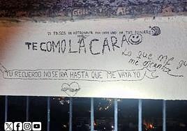 Pintadas en la famosa ventana situada junto al Carmen de los Mártires.