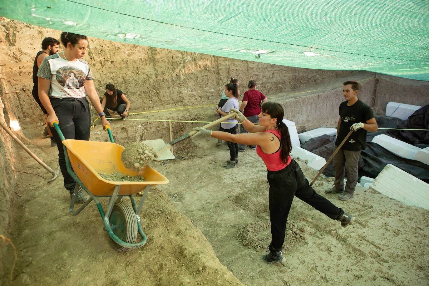 Voluntarios excavando la pasada campaña en la Villa Romana de Salar.