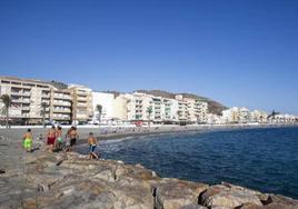 Viviendas en la playa de Torrenueva.