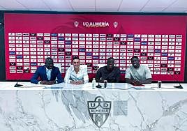 Dion Lopy, con camiseta oscura, firma su contrato en la sala de prensa del Power Horse Stadium.