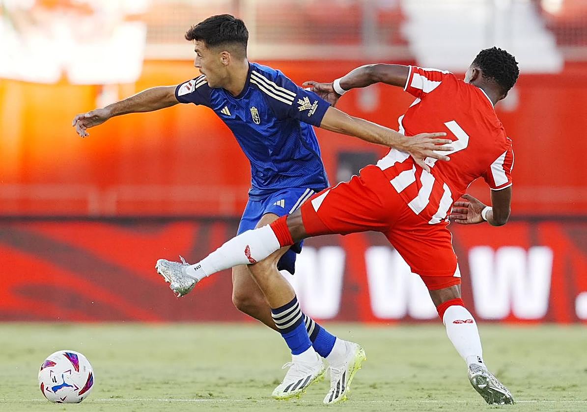 Largie Ramazani intenta cortar un avance del ataque granadinista.