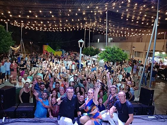 El público disfruta de uno de los conciertos de la fiesta de verano en el municipio.