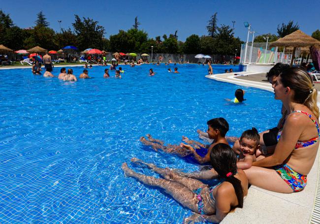 Unos bañistas disfrutan en la piscina de Almanjáyar.