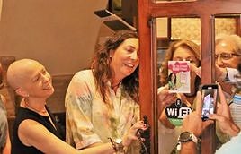 La consejera de Inclusión Social, Loles López, en la presentación de la nueva imagen del servicio telefónico de atención a las mujeres de la Junta.