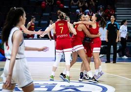 Marta Morales, en el centro del corro de la celebración española del bronce.