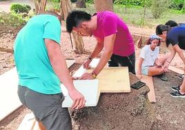 Vecinos construyendo cajas-nido para cernícalos.