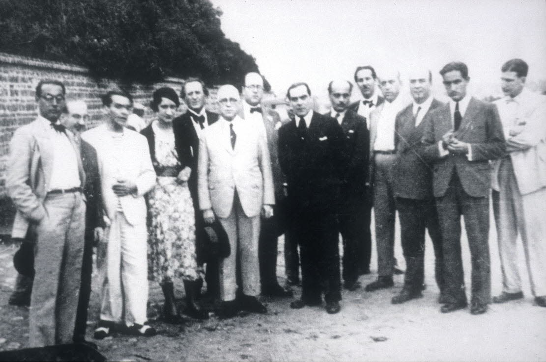 Federico García Lorca, a la izquierda, de blanco, junto a un grupo de intelectuales, en Montevideo.