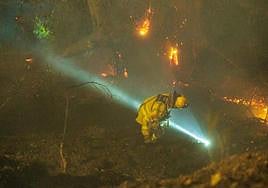 Incendio en el Sacromonte en la madrugada del domingo.