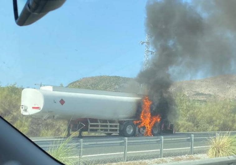 Camión cisterna en llamas