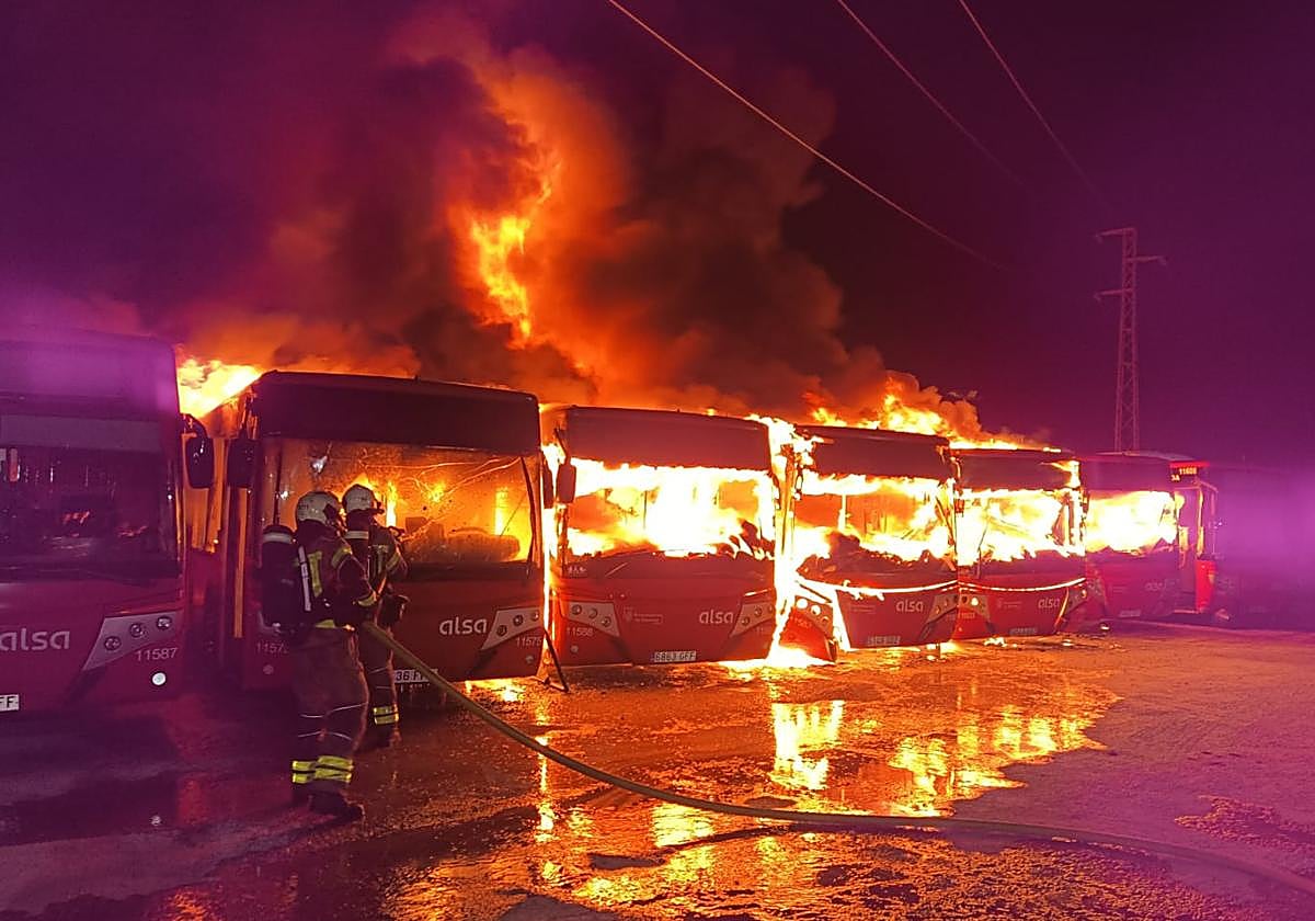 Arden ocho autobuses urbanos de Granada en un virulento incendio en las cocheras