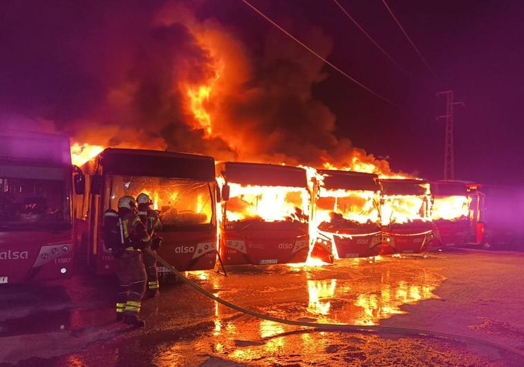 Los autobuses ardiendo.