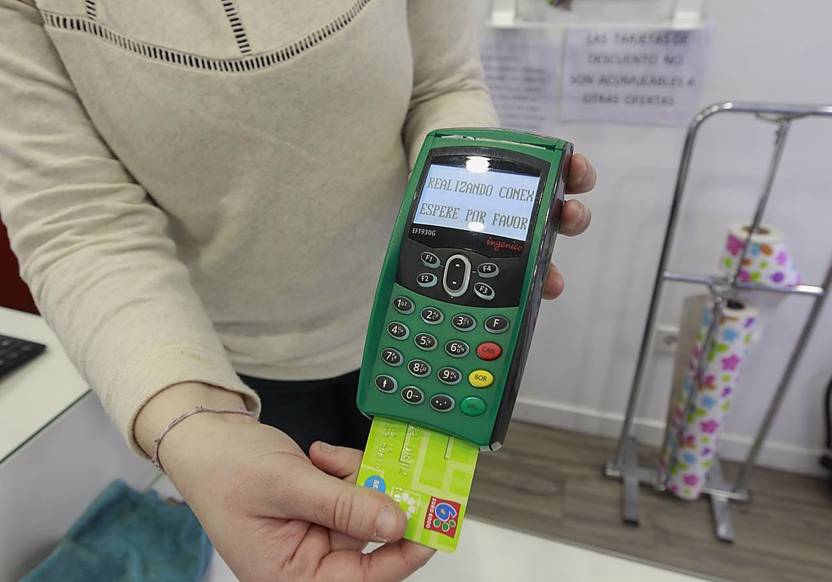 Esta es la razón por la que ya no es necesario firmar tu tarjeta del banco