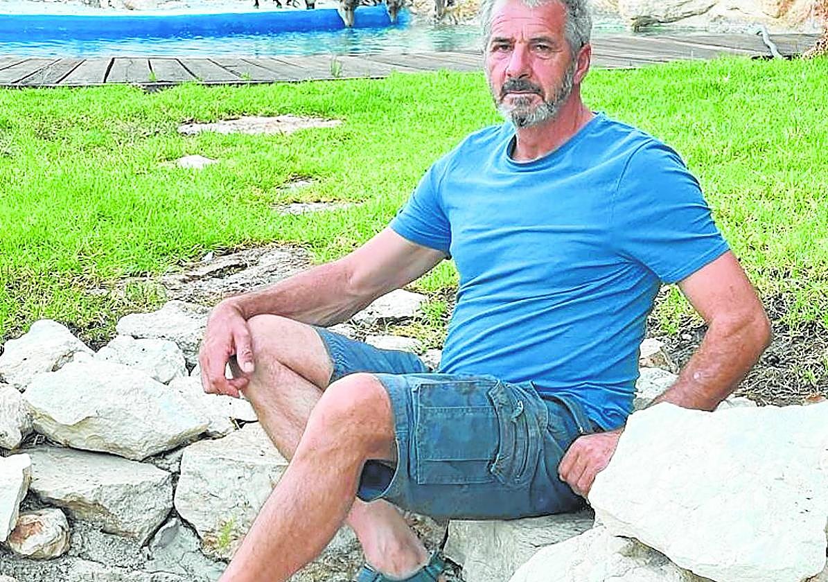 Ríos, en su 'Cantera', en la capital jienense. Detrás, las cabras que le 'visitan' a diario.