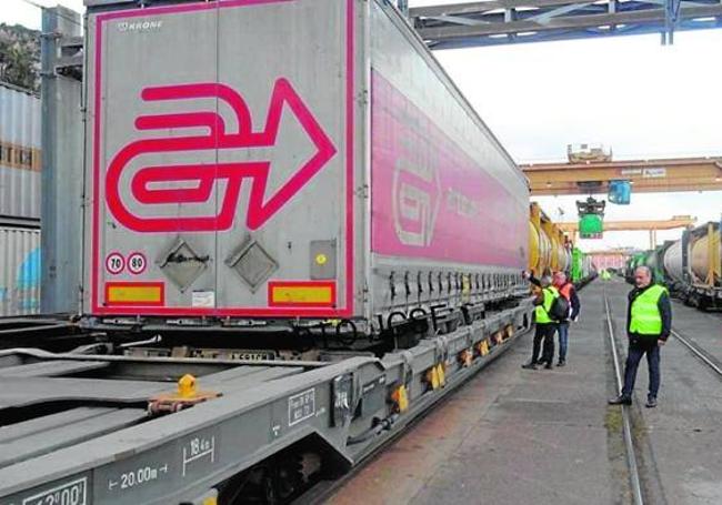 Servicio de autopista ferroviaria en la estación de mercancías de Morrot en Barcelona.