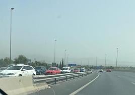 Herido un motorista al chocar contra un coche en la Circunvalación de Granada.