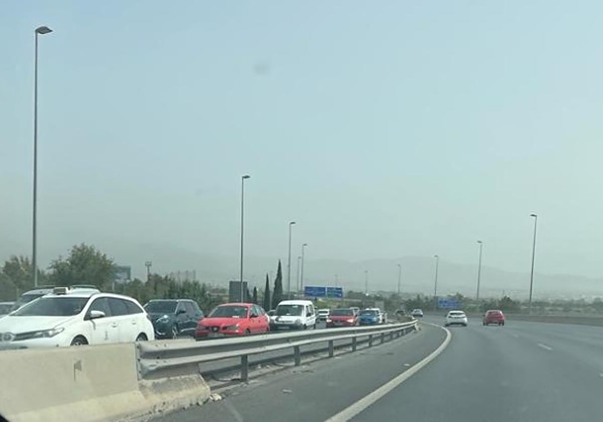 Herido un motorista al chocar contra un coche en la Circunvalación de Granada.