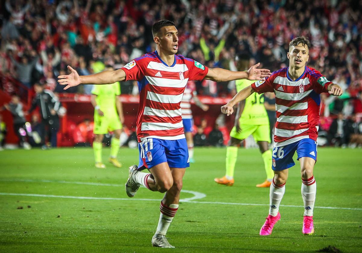 Myrto Uzuni celebra un tanto en el partido del ascenso ante el Leganés en Los Cármenes.