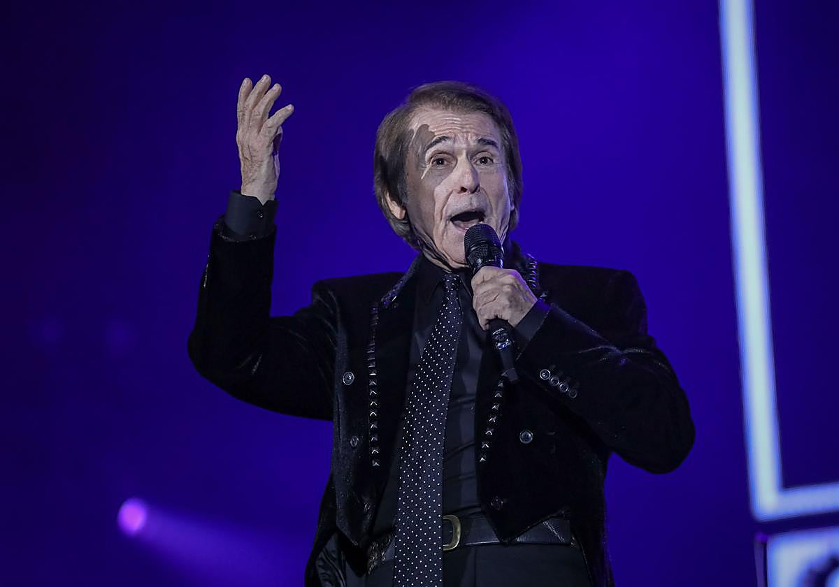 Raphael, en un concierto en Granada, en 2019.